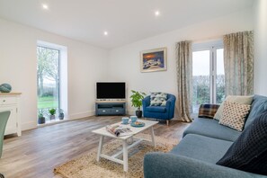 TV - 2 Bed in Hinton Blewett (oc-g34070) (Hinton Blewett)
