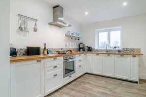 Microwave, oven, dishwasher, cookware/dishes/utensils - 2 Bed in Hinton Blewett (oc-g34070) (Hinton Blewett)