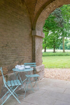 Outdoor dining - 1 Bed in Wells-next-the-Sea (oc-2298) (Holkham)