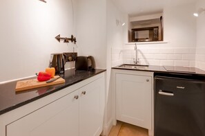 Microwave, oven, cookware/dishes/utensils - 1 Bed in Wells-next-the-Sea (oc-2298) (Holkham)