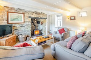 TV, fireplace - 2 Bed in Helford (oc-hcpopi) (Helford)