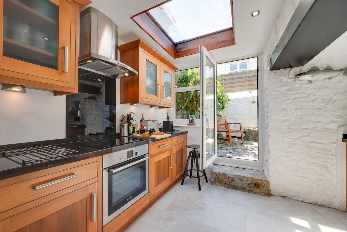 Oven, dishwasher, cookware/dishes/utensils