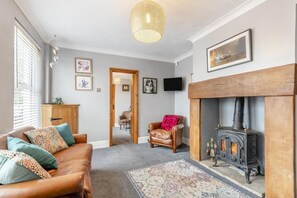 Una televisión, una chimenea