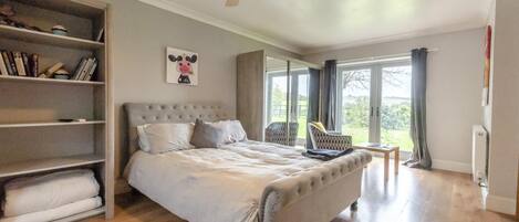 Iron/ironing board, free WiFi, bed sheets