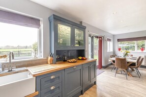 Microondas, horno, lavavajillas y utensilios de cocina