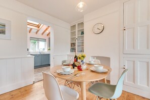Dining - 2 Bed in Dartmouth (oc-sd84ab) (Dartmouth)