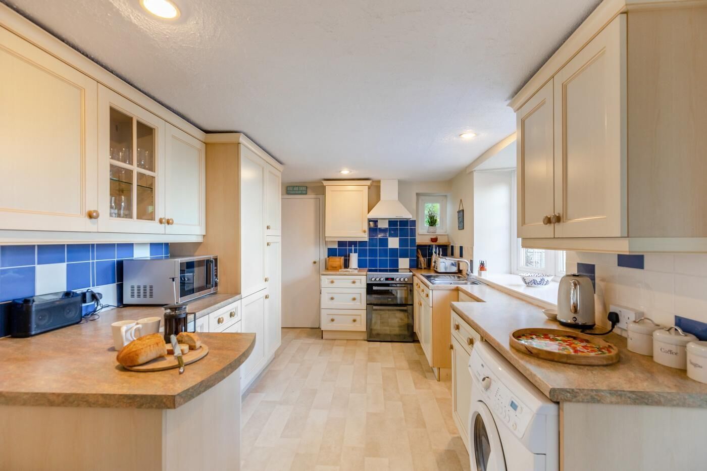 ميكروويف، فرن، غسالة أطباق، كرسي للأطفال