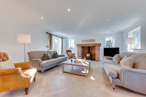 TV, fireplace - 5 Bed in Walberswick (oc-hlwal) (Walberswick)