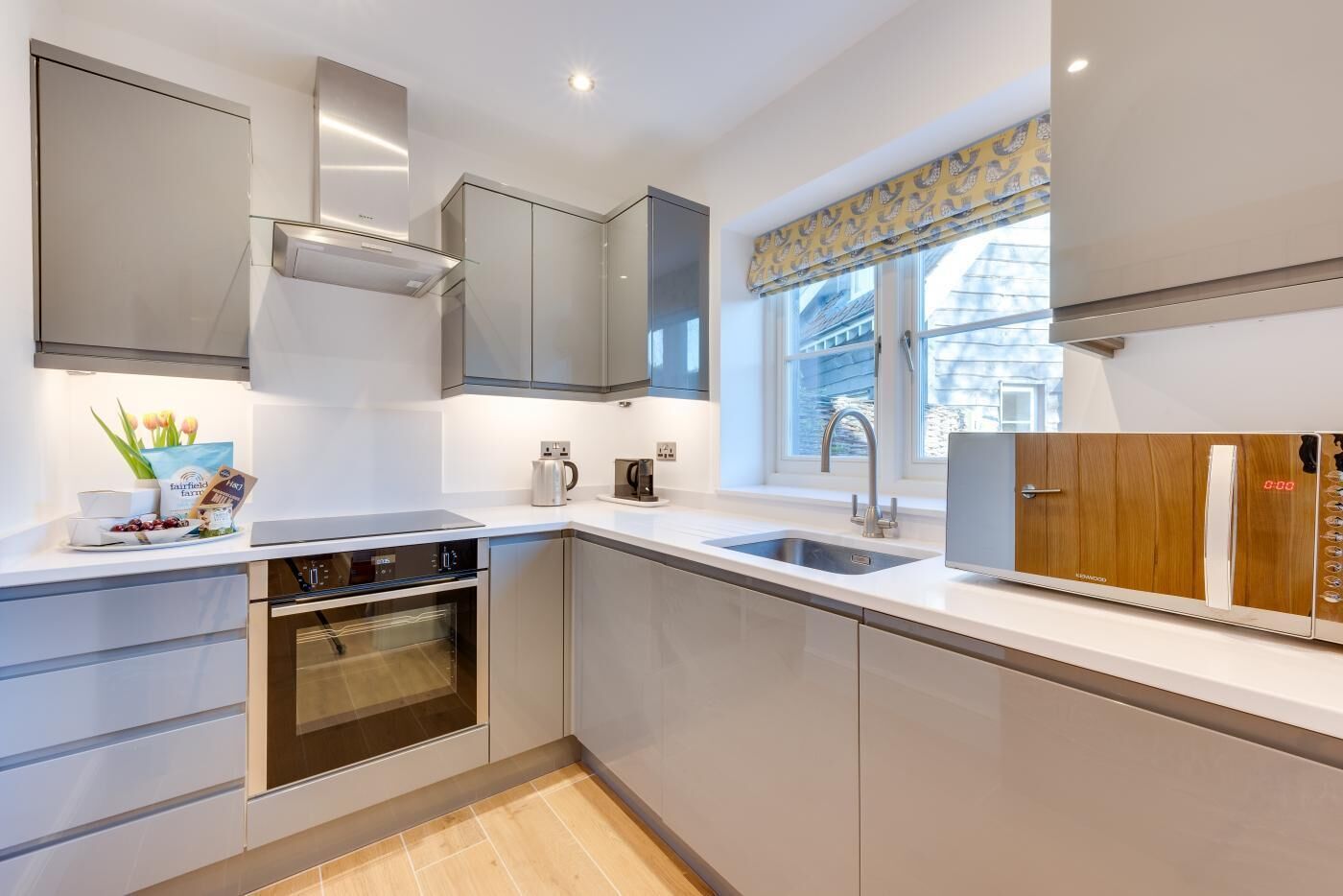 ميكروويف، فرن، غسالة أطباق، كرسي للأطفال