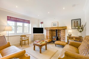 TV, fireplace - 5 Bed in Walberswick (oc-hlwal) (Walberswick)