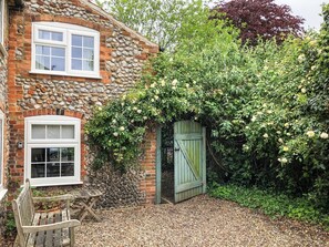 Property grounds - 2 Bed in Holt (oc-1811) (Holt)