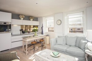 TV - 1 Bed in Bath (oc-bhr48) (Bath)