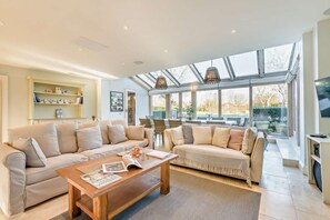 TV, fireplace - 7 Bed in Faringdon (oc-b34031) (Littleworth)