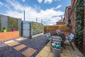 Outdoor dining - 3 Bed in Whitby (oc-w416) (Whitby)