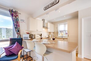 Microwave, oven, dishwasher, high chair - 3 Bed in Whitby (oc-w416) (Whitby)
