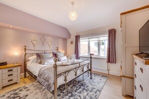 Iron/ironing board, travel cot, free WiFi, bed sheets - 3 Bed in Whitby (oc-w416) (Whitby)