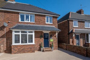 Exterior - 3 Bed in Whitby (oc-w416) (Whitby)