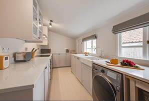 Mikroaaltouuni, uuni, astianpesukone, syöttötuoli