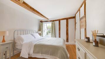 Iron/ironing board, travel cot, free WiFi, bed sheets