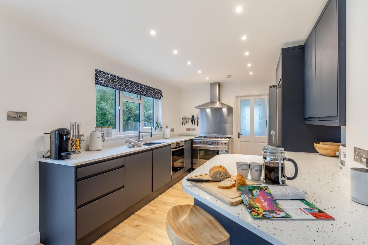 Horno, lavavajillas, periquera y utensilios de cocina 