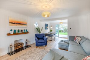TV - 4 Bed in Freshwater (oc-s33684) (Freshwater)
