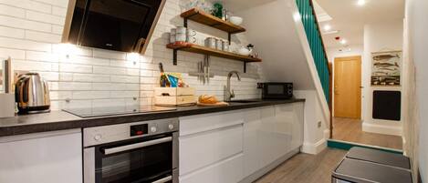 Mikrowelle, Ofen, Geschirrspüler, Kochgeschirr/Geschirr/Besteck