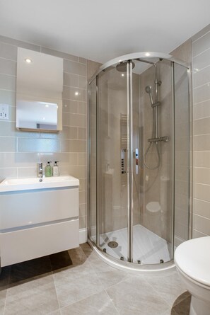 Hair dryer, towels - 3 Bed in Whitby (oc-w1031) (Whitby)