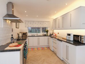 Dishwasher, cookware/dishes/utensils - 32 Quay Street (Scarborough)