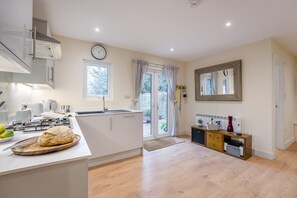 ميكروويف، غسالة أطباق، كرسي للأطفال، مستلزمات طهي/أطباق/أوعية