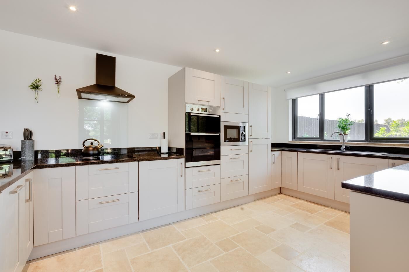 Micro-ondes, four, lave-vaisselle, chaise haute