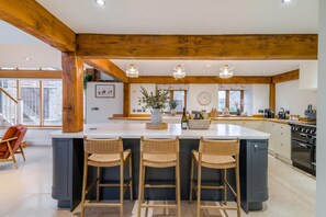 Microwave, dishwasher, high chair, cookware/dishes/utensils - 4 Bed in Etloe (oc-e34026) (Awre)