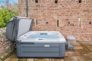 Outdoor spa tub - 4 Bed in Etloe (oc-e34026) (Awre)