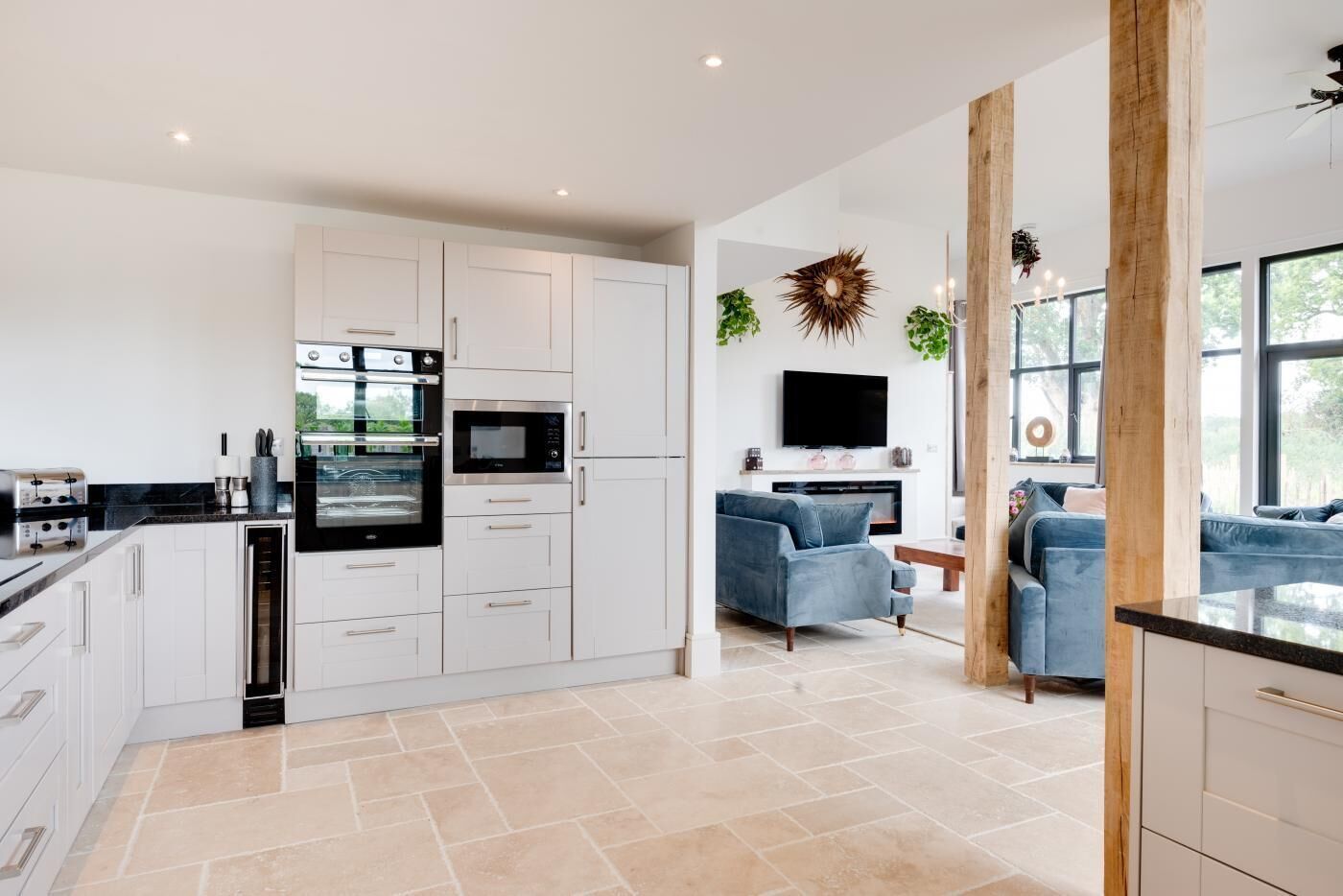 Micro-ondes, four, lave-vaisselle, chaise haute