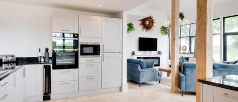 Micro-ondes, four, lave-vaisselle, chaise haute