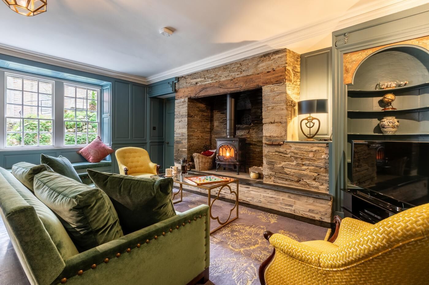 TV, fireplace