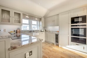 Microwave, oven, dishwasher, highchair - 3 Bed in North Sunderland (oc-t33656) (North Sunderland)
