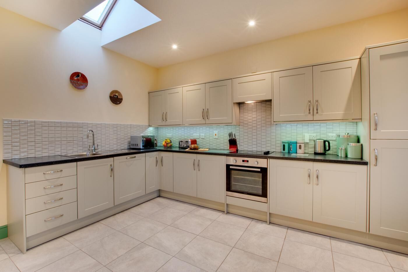 Microondas, horno, lavavajillas y periquera 