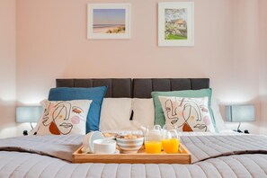 Een strijkplank/strijkijzer, gratis wifi, beddengoed
