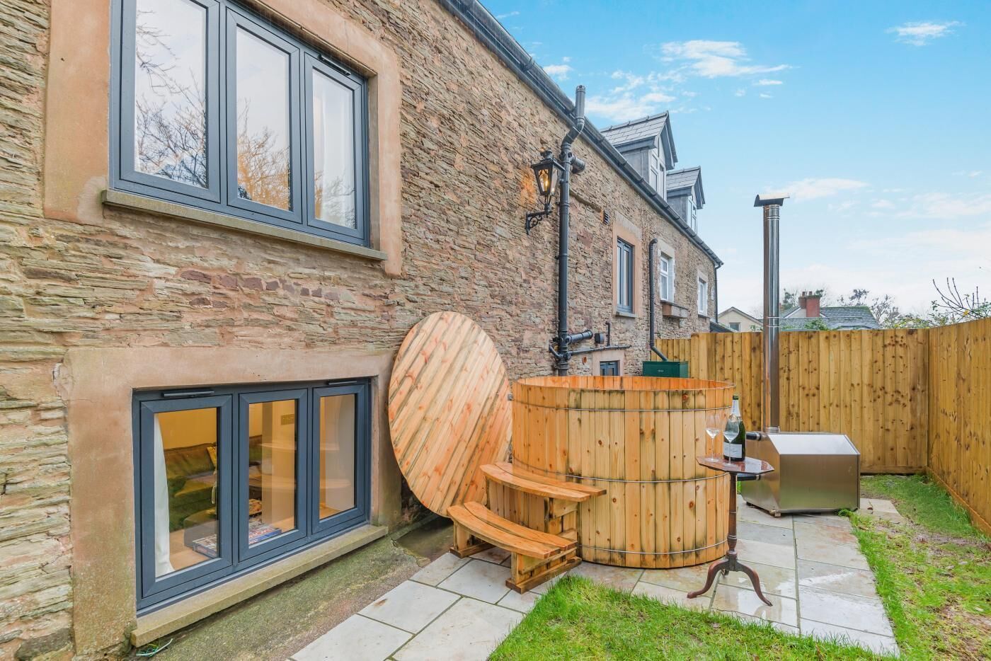 Bañera de hidromasaje al aire libre