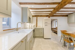Microwave, oven, dishwasher, high chair - 4 Bed in Peterchurch (oc-s34019) (Peterchurch)