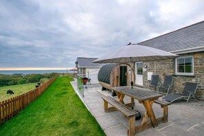 Outdoor dining - 2 Bed in Llanon (oc-porth1) (Llan-non)