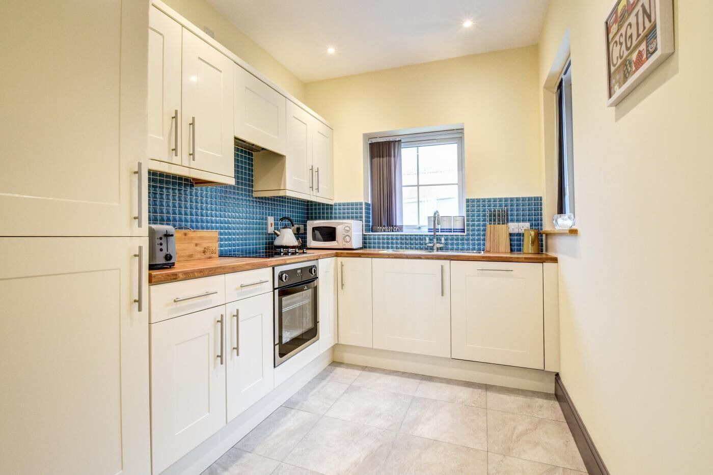 Microondas, horno, lavavajillas y periquera 