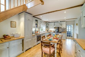 Microwave, oven, dishwasher, high chair - 5 Bed in Bleadney (oc-r33959) (Bleadney)