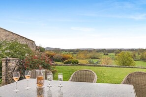 Outdoor dining - 5 Bed in Bleadney (oc-r33959) (Bleadney)