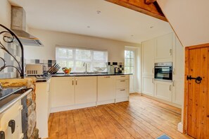 Microwave, oven, dishwasher, high chair - 3 Bed in Llanrhychwyn (oc-wag577) (Llanrhychwyn)
