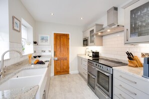 Microwave, oven, dishwasher, high chair - 4 Bed in Whitby (oc-w1030) (Whitby)