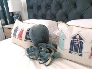 Iron/ironing board, free WiFi, bed sheets - 4 Bed in Whitby (oc-w1030) (Whitby)