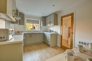 Microwave, dishwasher, cookware/dishes/utensils - 3 Bed in Langham (oc-1828) (Langham)