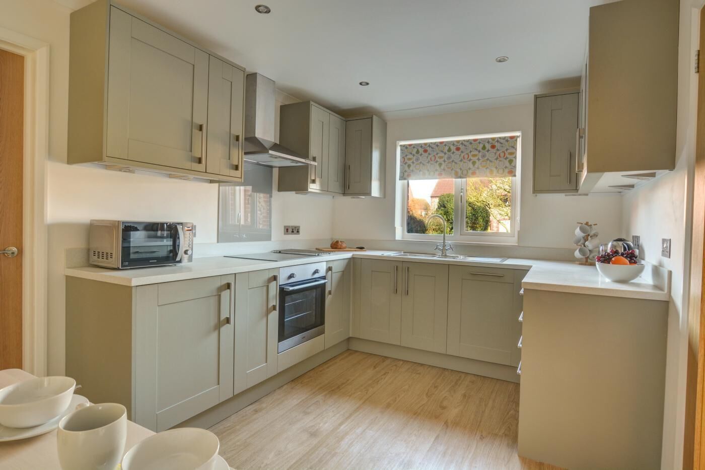 Een microgolfoven, een vaatwasser, kookgerei, borden en bestek