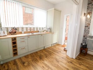 Microwave, oven, dishwasher, cookware/dishes/utensils - 3 Bed in Ripon (oc-t33753) (Ripon)